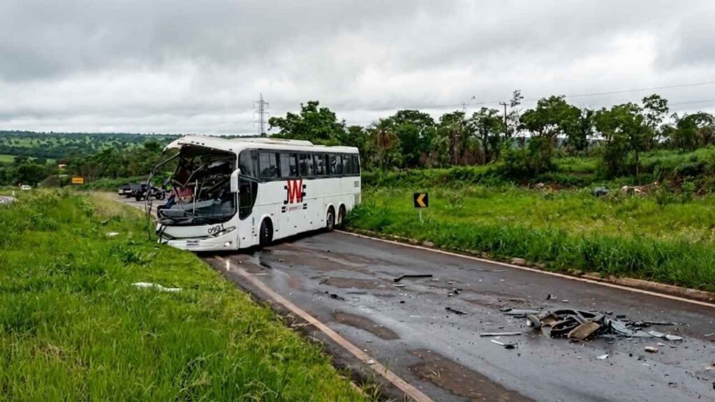 Acidente grave na BR-262: colisão entre ônibus e carreta deixa um morto e feridos próximos ao trevo de Dois Irmãos do Buriti. Saiba detalhes do caso.