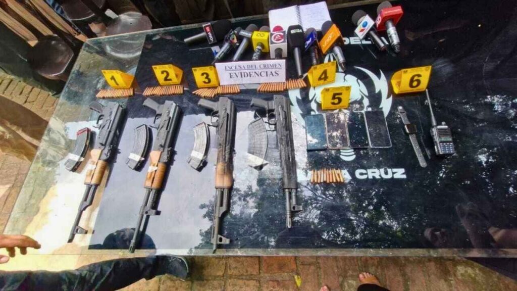 Brasileiros presos com fuzis AK-47 na Bolívia são extraditados e entregues à PF em Corumbá 2 ak 47