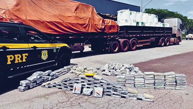 Caminhoneiro é preso com 195 kg de skunk e cocaína ocultos em carga de ureia na BR-262