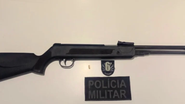 Espingarda é apreendida pela PM no quintal de residência em Corumbá após denúncia. Operação reforça combate ao crime e importância da participação da comunidade.
