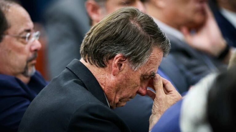 Relatório da OEA destaca riscos institucionais, confirma tentativa de golpe no Brasil e avalia resposta do Estado à democracia pós-eleições 2022.