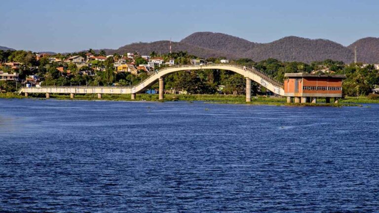 Vegetação no Rio Paraguai afeta captação de água e Sanesul reforça limpeza em Corumbá