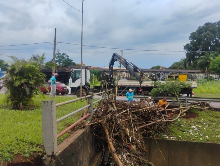 Prefeitura executa limpeza e ações emergenciais após fortes chuvas