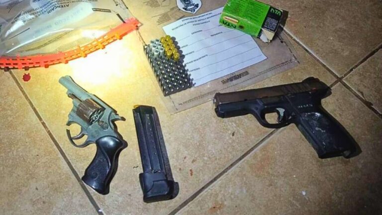 Confronto com a PM em Chapadão do Sul termina com um suspeito morto e outro ferido. Polícia apreende armas, drogas e investiga ligação com facção.