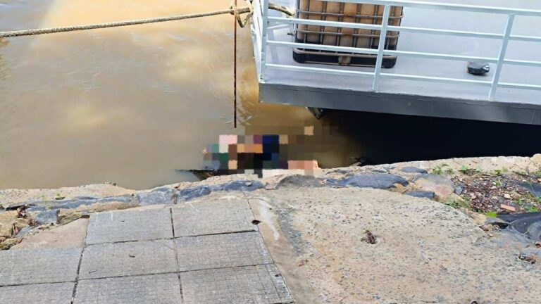Corpo em decomposição é encontrado sob barco de turismo no Porto Limoeiro