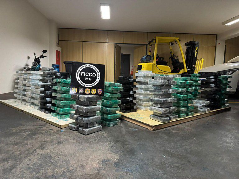 FICCO apreende caminhão com 420 kg de cocaína escondidos em carga de minério de ferro