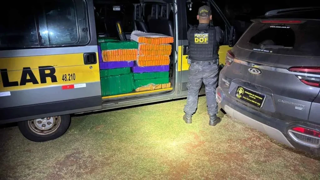 Uma van escolar foi interceptada pelo DOF em MS com 470 kg de maconha. Seis pessoas presas e prejuízo de R$ 1,2 milhão ao crime. Saiba mais sobre a operação.
