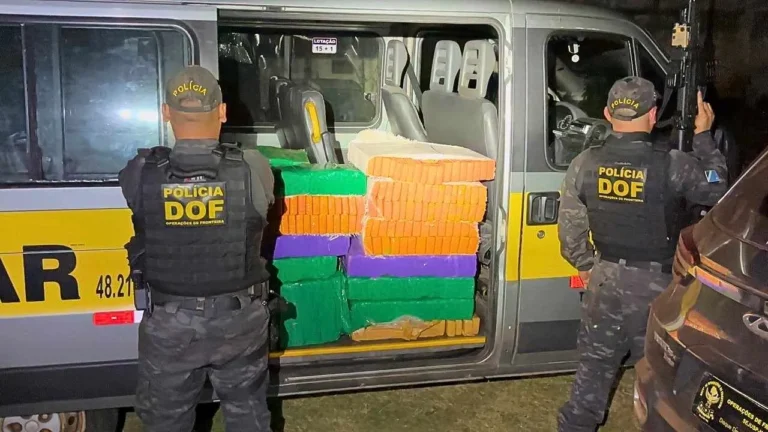 Uma van escolar foi interceptada pelo DOF em MS com 470 kg de maconha. Seis pessoas presas e prejuízo de R$ 1,2 milhão ao crime. Saiba mais sobre a operação.