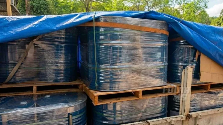 Apreensão de insumo químico em Corumbá poderia render 75 toneladas de cocaína pura, segundo Receita e Polícia Federal. Entenda o impacto no tráfico.