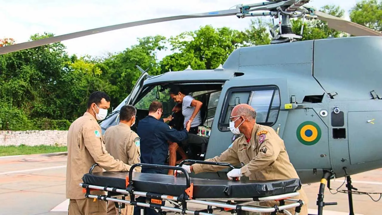 Marinha e Bombeiros realizam resgate aéreo de idosa de 76 anos na Nhecolândia. Paciente foi levada de helicóptero para a Santa Casa de Corumbá.