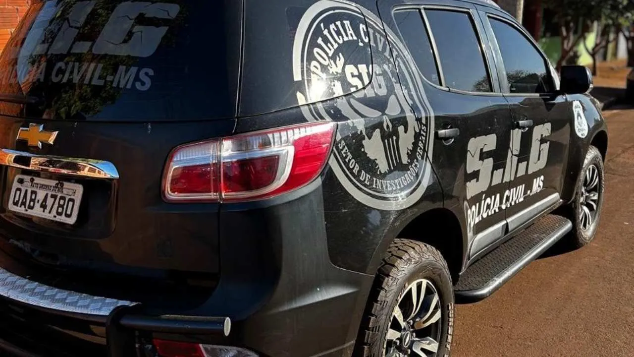 Mulher é presa em Dourados-MS por extorsão ao exigir R$ 6 mil para não divulgar vídeos íntimos de pai e filho. Polícia Civil investiga o caso.