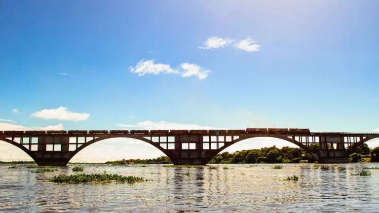 Ferrovia Malha Oeste encerra transporte de minérios, impactando trabalhadores e logística em Corumbá. Veja impactos e futuro da via.