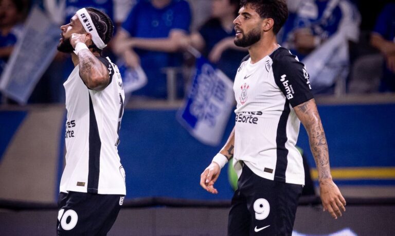Depay marca e coloca Corinthians perto da final