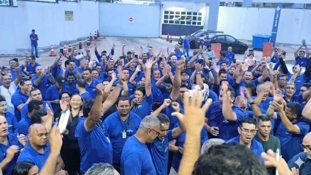 Fim da greve: Motoristas encerram paralisação e ônibus voltam a circular em Campo Grande 2 Fim da greve dos motoristas em Campo Grande: circulação dos ônibus é retomada após acordo que garantiu pagamentos atrasados. Veja detalhes da solução.
