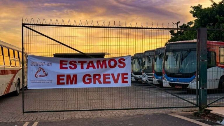 Greve de ônibus paralisa transporte coletivo em Campo Grande; motoristas cobram salários atrasados e milhares de passageiros são afetados.