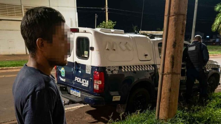 A morte de homem a pedradas em Três Lagoas resultou na prisão de um suspeito nesta segunda (22). Vítima teve o celular roubado e não resistiu.