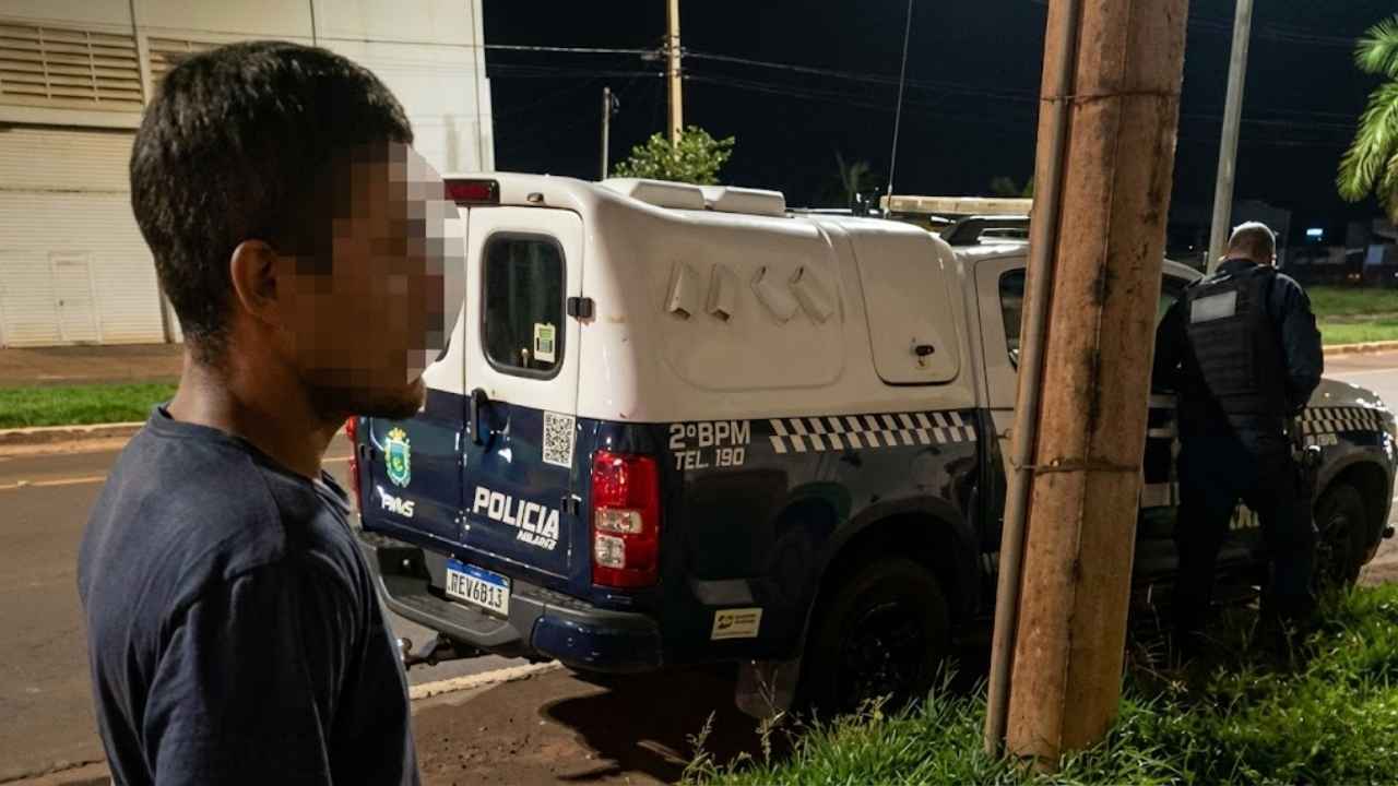 A morte de homem a pedradas em Três Lagoas resultou na prisão de um suspeito nesta segunda (22). Vítima teve o celular roubado e não resistiu.