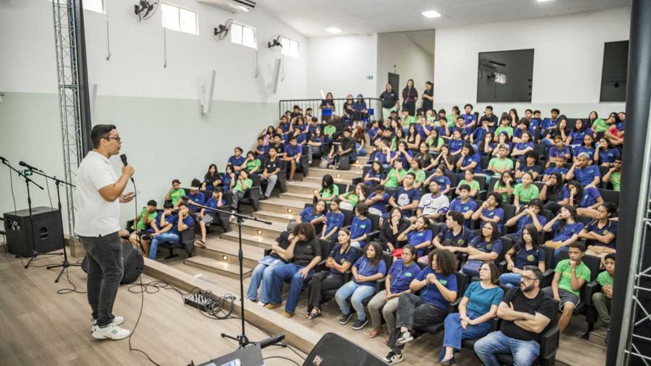 Estudantes de Corumbá recebem 85 carteirinhas do ID Jovem e garantem meia-entrada, passagens com desconto e mais benefícios para juventude local.
