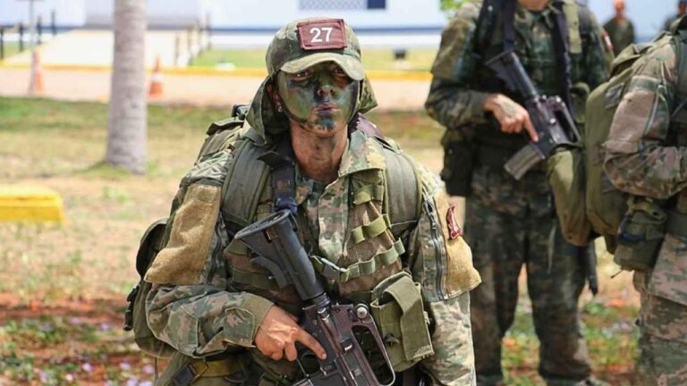A Soldado Fuzileira Naval Júlia Maria é a primeira mulher a concluir o curso de Operações no Pantanal. Treinamento de 47 dias teve taxa de reprovação de 50%.