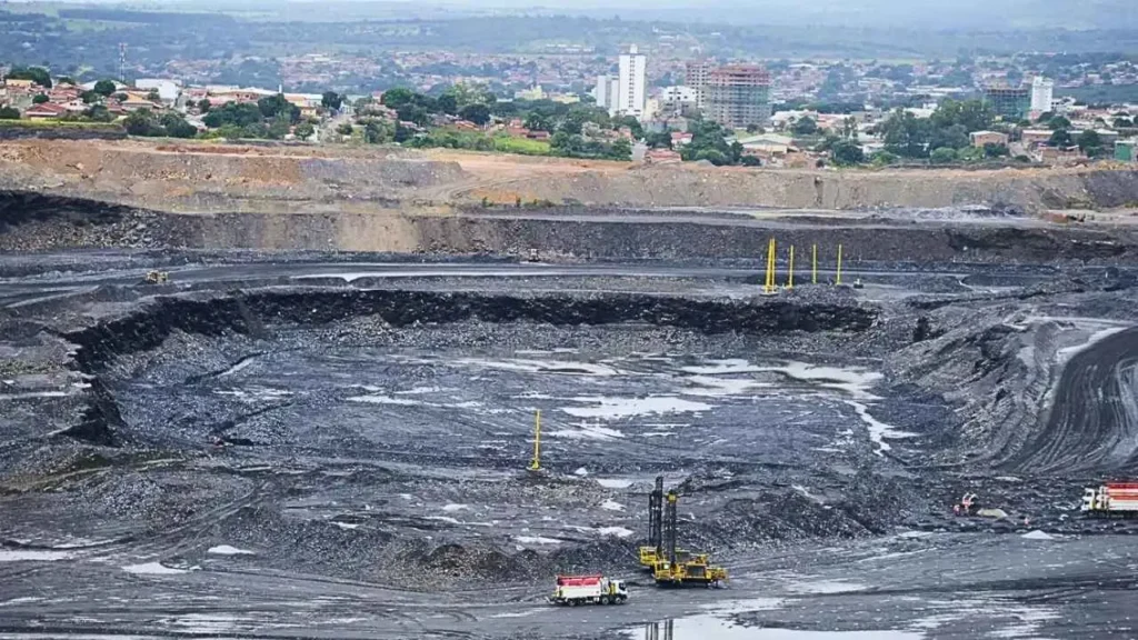 Estudo revela irregularidade em 37% dos processos de mineração no Brasil. Dados detalham falhas, áreas proibidas e inadimplência de tributos. Confira!