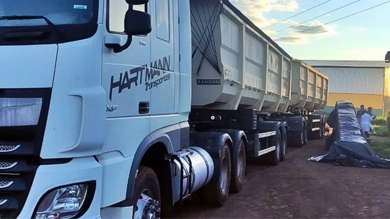 Caminhoneiro morre eletrocutado ao encostar a cabeça em fio de alta tensão na BR-163, em acidente fatal durante trabalho com carreta em Mato Grosso do Sul.