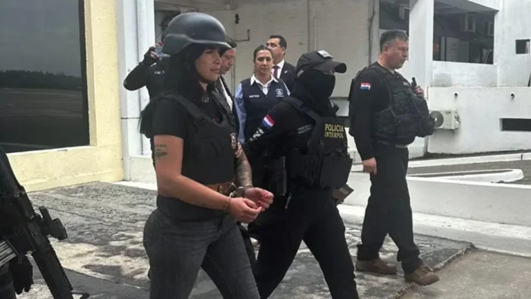 Mulher de traficante é internada na UTI no Paraguai após extradição. Entenda a ligação com crime organizado e a operação policial internacional.