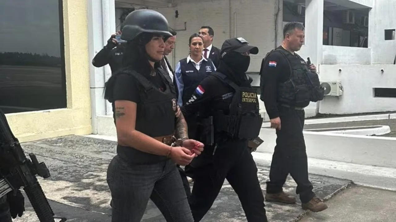 Mulher de traficante é internada na UTI no Paraguai após extradição. Entenda a ligação com crime organizado e a operação policial internacional.