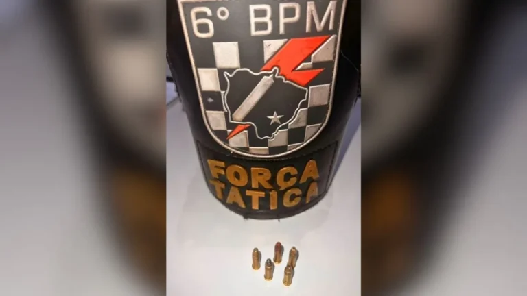 Homem é preso em Corumbá após ameaçar de morte e agredir a família. Polícia apreende munição calibre .22 na casa. Violência doméstica em destaque.