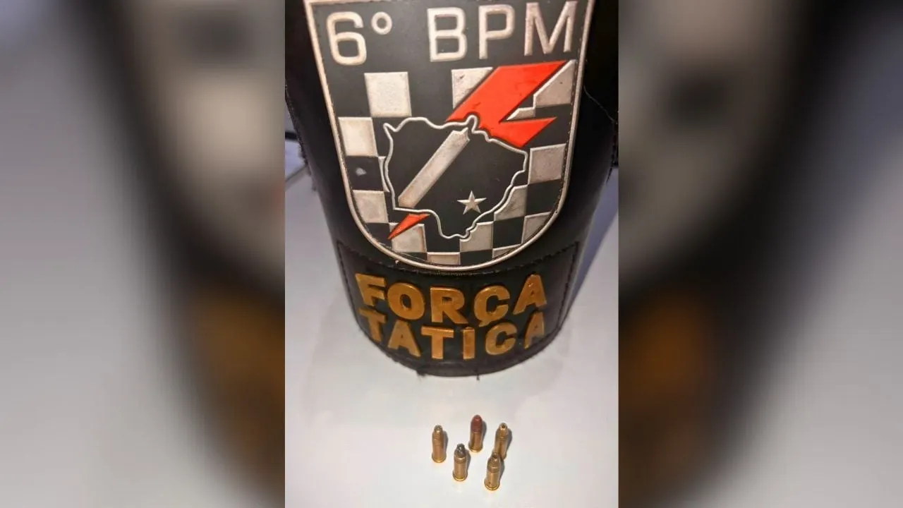Homem é preso em Corumbá após ameaçar de morte e agredir a família. Polícia apreende munição calibre .22 na casa. Violência doméstica em destaque.
