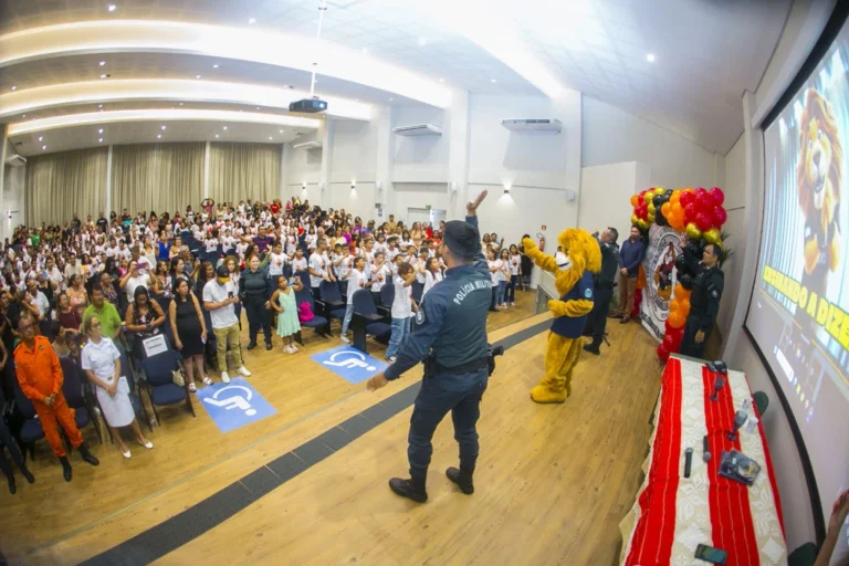 Encerramento do PROERD reúne 250 alunos da rede municipal de Corumbá, fortalecendo a prevenção às drogas e à violência nas escolas.