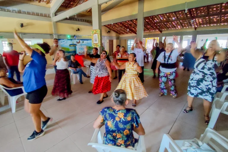 Centro de Convivência dos Idosos de Corumbá realiza baile temático dos anos 60