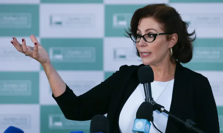 Carla Zambelli renuncia ao mandato e Câmara prepara posse do suplente