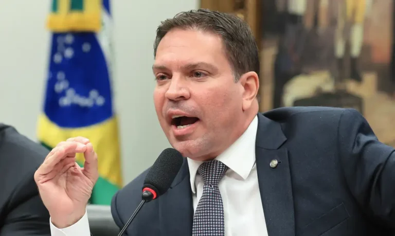 Moraes pede extradição de Ramagem aos Estados Unidos