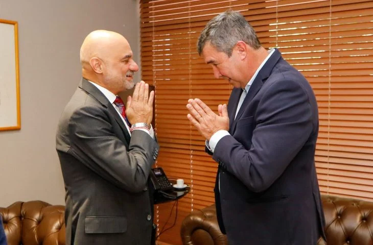Governo de MS e Embaixada da Índia renovam parceria para aulas de yoga nas escolas estaduais