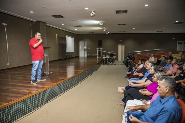 Município entrega autorizações e reforça táxis regulamentados em Corumbá