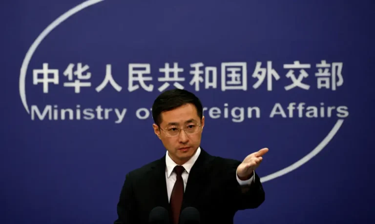 China afirma que interceptação de navios pelos EUA é violação grave