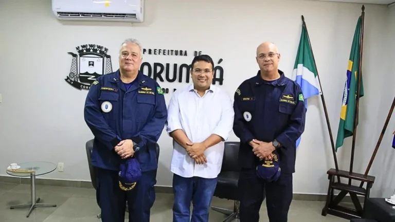 Prefeito recebe futuro comandante do 6º Distrito Naval, reforçando parceria entre Marinha e Prefeitura. Confira detalhes sobre transmissões e cerimônias.