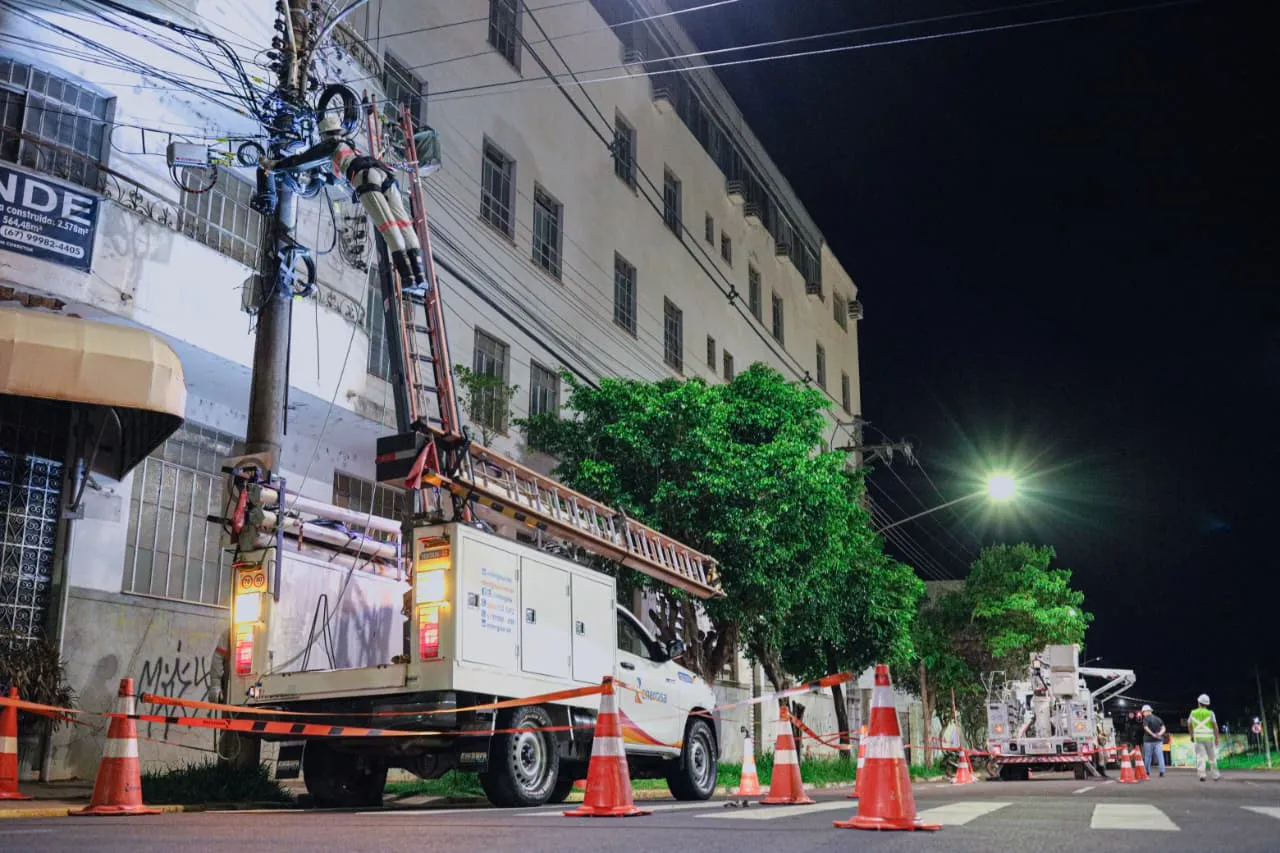 Operação Limpa-Fios retira fiação irregular de 78 postes no centro de Campo Grande, promovendo mais segurança e organização urbana para a população.