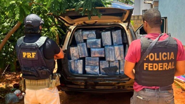 SW4 roubada no Paraná é encontrada com 1.587 kg de maconha em Itaquiraí (MS). Polícia Federal, PRF e PM participaram da apreensão.