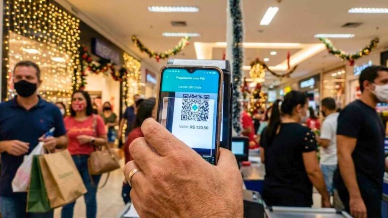 Saiba por que o PIX lidera como meio de pagamento nas compras de Natal de 2025, superando cartão de débito e dinheiro nas escolhas dos brasileiros.