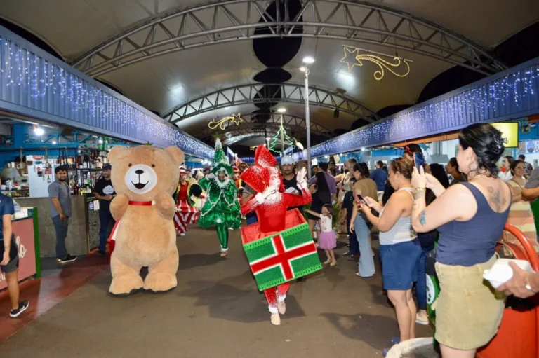 Natal dos Sonhos encanta público na Feira Central com parada natalina