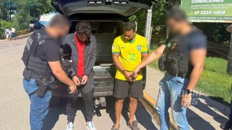 Brasileiros presos com fuzis AK-47 na Bolívia são extraditados e entregues à PF em Corumbá