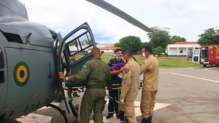 Marinha realiza resgate aeromédico após picada de cobra na região do Paiaguás, Pantanal. Saiba como ocorreu o atendimento e o encaminhamento médico.