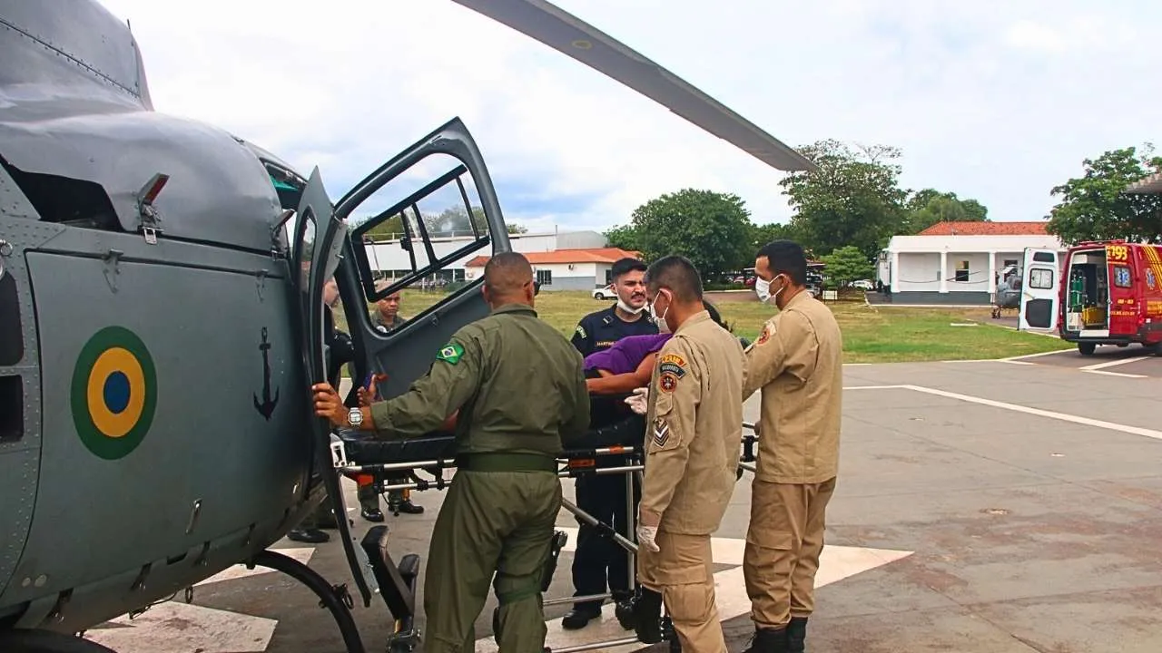 Marinha realiza resgate aeromédico após picada de cobra na região do Paiaguás, Pantanal. Saiba como ocorreu o atendimento e o encaminhamento médico.