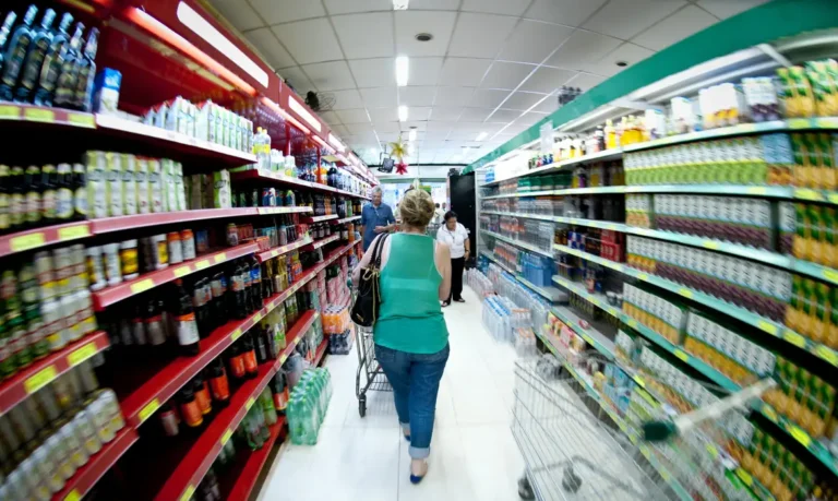 Preço da cesta básica cai em 24 capitais brasileiras
