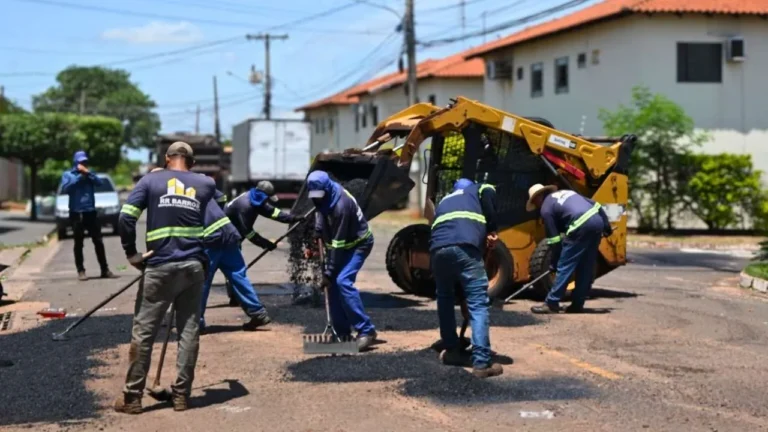 Prefeitura de Campo Grande tapa 20 mil buracos em uma semana, avançando na meta e melhorando o tráfego nos bairros da Capital. Confira detalhes.