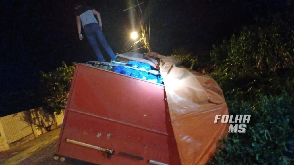 Polícia paraguaia apreende comboio com 50 toneladas de maconha na fronteira com o Brasil. Operação envolveu confronto e prisões em Salto del Guairá.