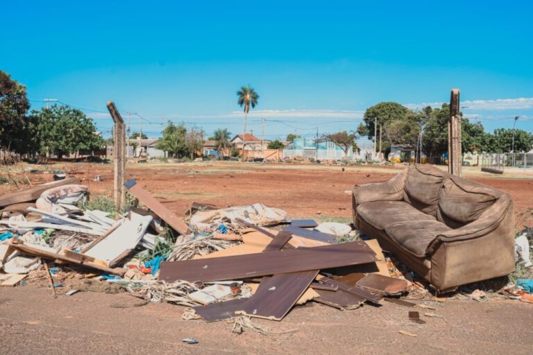 Da calçada ao bueiro, entenda como descarte irregular impacta na cidade