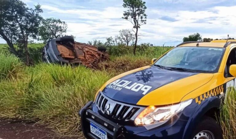 Motorista de carro carregado com drogas morre após colidir em árvore na MS-040