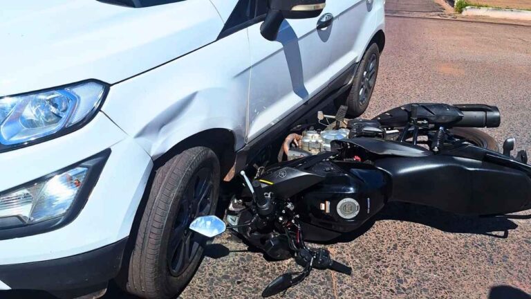 Colisão entre carro e moto deixa jovem com suspeita de fratura no Centro